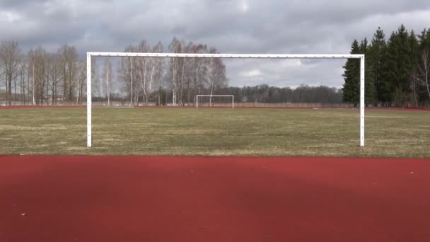 Leeg Vroege Lente Provincie Stadion Voetbalgebied Met Twee Poorten Inzoomen — Stockvideo