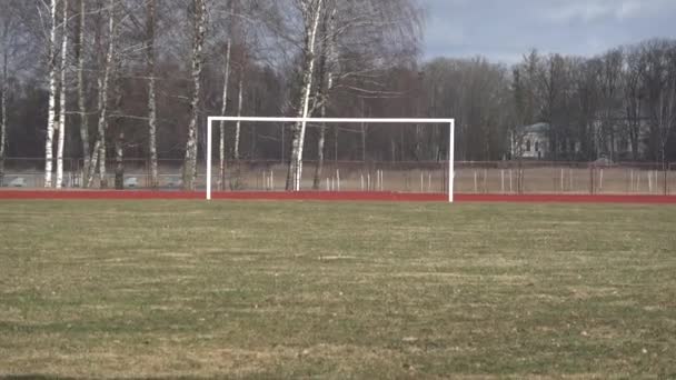 Pusty Wczesnowiosenny Stadion Boisko Piłki Nożnej Bramami Pomniejszyć — Wideo stockowe