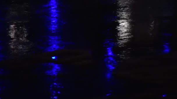 Nacht Stadt Lichter Reflexion Auf Flusswasser Abstrakte Video Hintergrund — Stockvideo