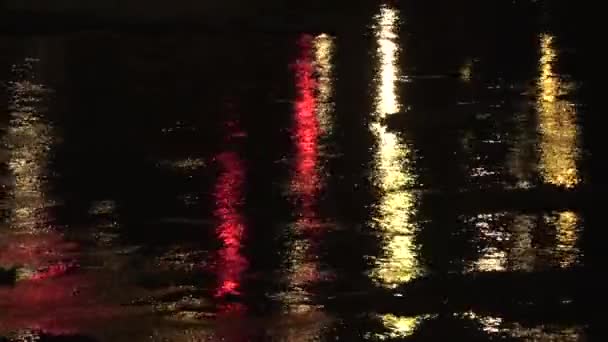 Coloridas Luces Noche Ciudad Reflexión Sobre Agua Del Río Fondo — Vídeo de stock