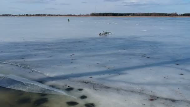 渔人和它的自行车在春天湖冰 — 图库视频影像