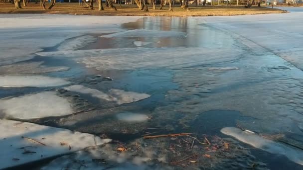 Frühling Bricht Eis Auf Fluss Luftaufnahme — Stockvideo
