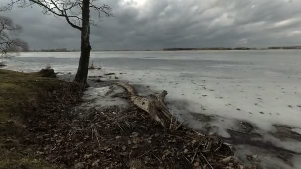 早春湖泊和云朵上的最后一冰运动 时间流逝 — 图库视频影像