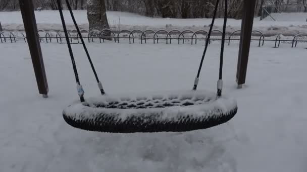 Leere Schwungbewegung Verschneiten Winterpark — Stockvideo
