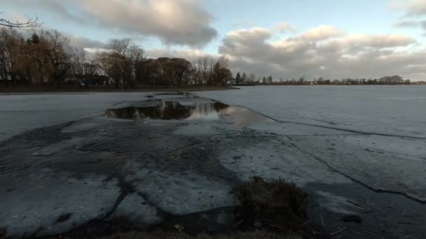 Inizio Primavera Rompendo Ghiaccio Sul Lago Time Lapse — Video Stock