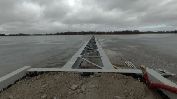 Construção Ponte Aço Nova Lago Mola Com Gelo Último Lapso — Vídeo de Stock