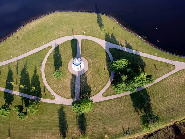 Lugar de recreación cerca del lago con senderos y construcción, aérea — Foto de Stock