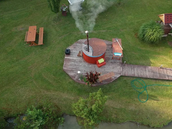 Banheira de barril de madeira ao ar livre no jardim de verão, aéreo — Fotografia de Stock