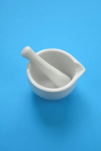 Weißer neuer Porzellanmörtel auf azurblauem Hintergrund — Stockfoto