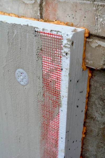 Isolant vieux mur plat de la maison avec polystyrène blanc — Photo