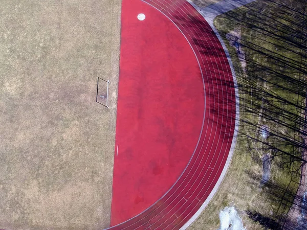 Пустое футбольное поле и ворота на стадионе, вид с воздуха — стоковое фото