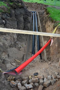 şehir parkında Isıtma sistemi yenileme, hendek içinde tüp