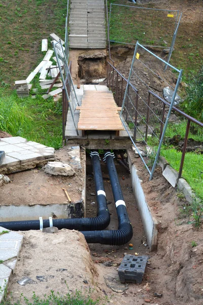 Renovação do sistema de aquecimento no parque, tubo na trincheira — Fotografia de Stock