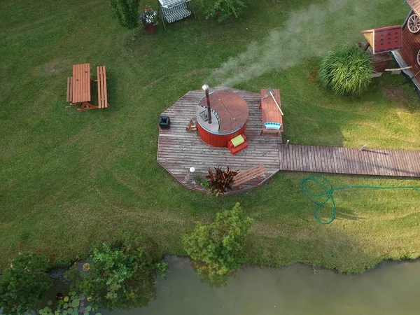 Bain extérieur en baril de bois dans la ferme d'été, aérien — Photo