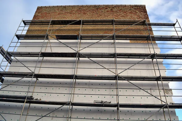 Isolante vecchia casa piatta muro di mattoni con polistirolo bianco — Foto Stock