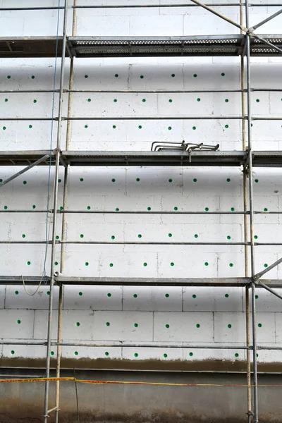 Isolerende platte huis muur met witte polystyreen — Stockfoto