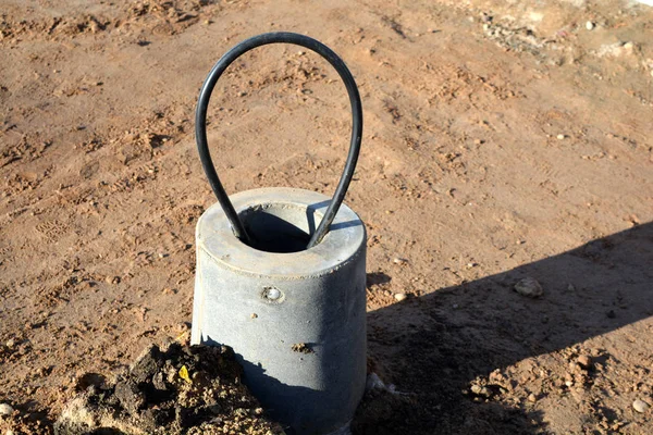 Entrada de cable subterráneo durante base de construcción fijada con cimentación de hormigón —  Fotos de Stock