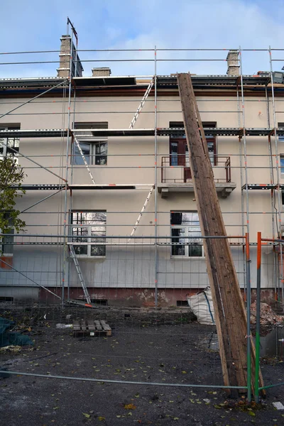Oude huis thermische isolatie met polystyreen bouw en scafolding — Stockfoto