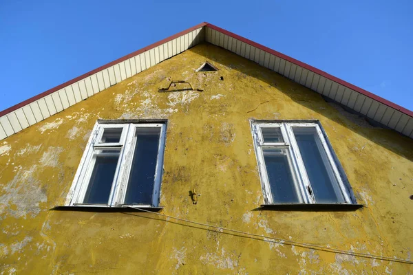 Vecchia parete della casa con due finestre di legno — Foto Stock