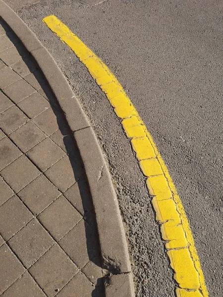 Straße im Park mit gelbem Strich — Stockfoto