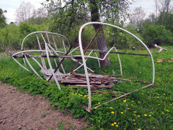 Serra in plastica rotta serra in giardino . — Foto Stock
