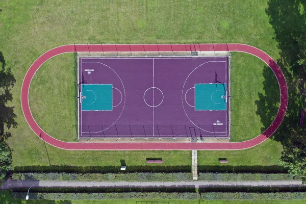 Новая баскетбольная площадка на небольшом стадионе, антенна — стоковое фото