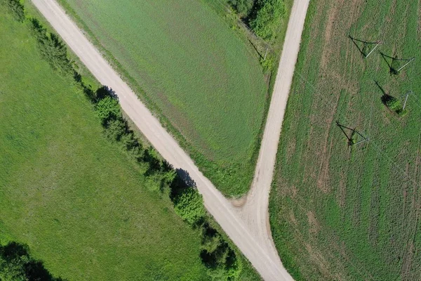 Luftaufnahme der Schotterstraße auf landwirtschaftlichen Feldern im Frühjahr — Stockfoto