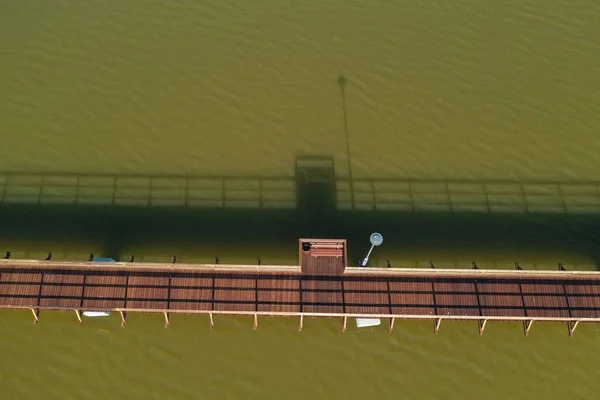 Vista aérea del nuevo puente de madera sobre un lago — Foto de Stock