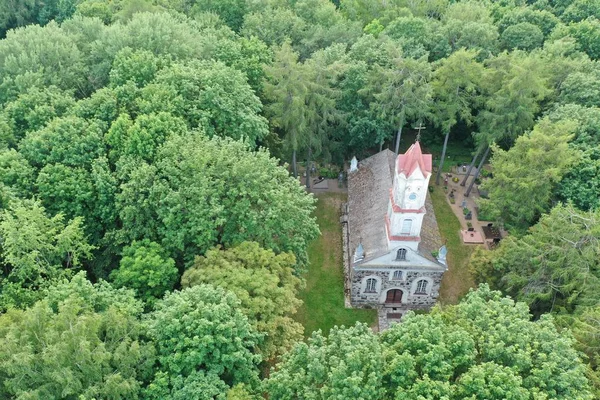 Starý historický kostel v opuštěném panském parku, vzdušný — Stock fotografie