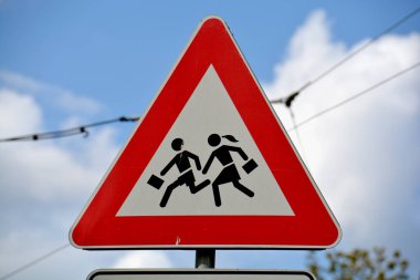 Gökyüzü arka planda Avrupa okul yol işareti