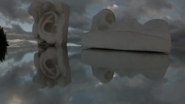 Два фрагмента штукатурки головы для рисования на зеркале и движении облаков, временной промежуток — стоковое видео