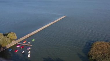 Deniz lagünündeki uzun beton iskele dalgakıranı, hava manzarası.