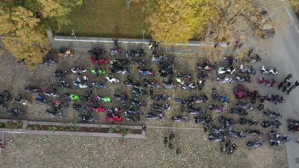 许多骑摩托车的人在小镇广场上 季节结束 立陶宛 空中观景 — 图库视频影像