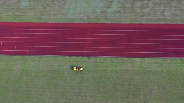 Żółta Kosiarka Cięcia Stadionu Zielona Trawa Widok Lotu Ptaka — Wideo stockowe