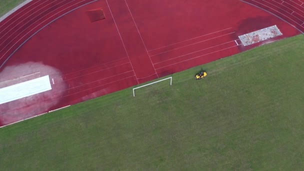 Gelber Rasenmäher Mäht Stadion Fußball Grünes Gras Luftaufnahme — Stockvideo