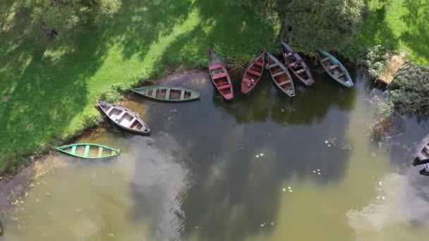 Dřevěné Rybářské Lodě Blízkosti Pobřeží Jezera Dešti Větrném Dni Letecký — Stock video