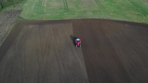 Tracteur agricole semis sur champ agricole d'automne, vue aérienne 