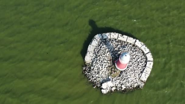 小灯塔和海泻湖水波 — 图库视频影像