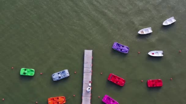 Barcos Plásticos Coloridos Perto Cais Madeira Resort Marítimo Vista Aérea — Vídeo de Stock