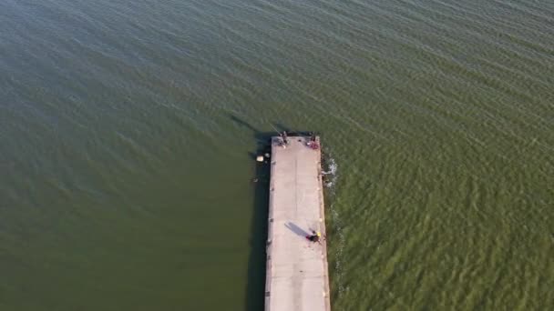 Lange Betonmole Auf Der Lagune Mit Fischern Luftaufnahme — Stockvideo