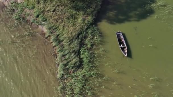 Solitario Vecchio Peschereccio Legno Sull Acqua Mare Vista Aerea — Video Stock