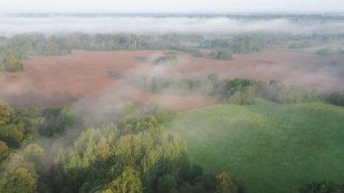Sabah tarım arazisi ve hava manzarasının üzerinde akan sis bulutu