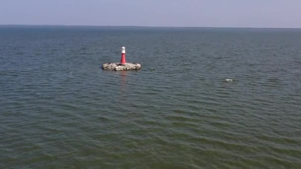 Belo Pequeno Farol Mar Lagoa Ondas Água Vista Aérea — Vídeo de Stock