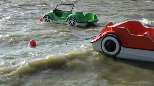 Два Пластмассовых Красочных Катера Форме Автомобилей Морских Волнах — стоковое видео