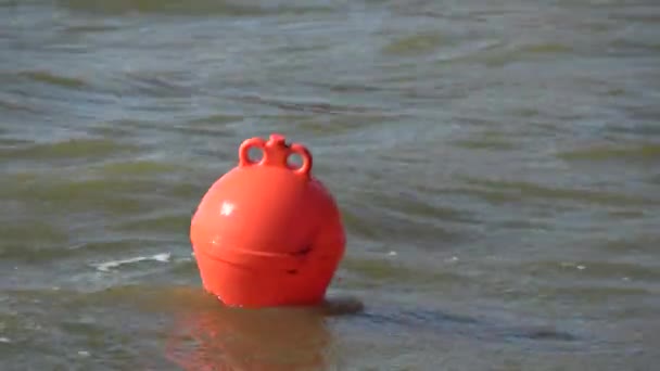 Boya Naranja Sobre Las Olas Del Mar Verano — Vídeos de Stock