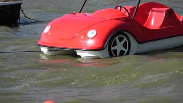 Rotes Plastikboot Form Von Autos Auf Meereswellen Und Orangefarbener Boje — Stockvideo