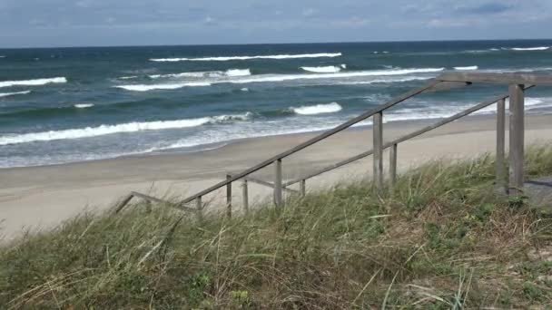 海滩上的木制楼梯和波罗的海海浪 — 图库视频影像