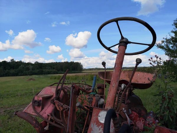Ржавый Заброшенный Старый Трактор Заброшенный Пахотном Лугу — стоковое фото