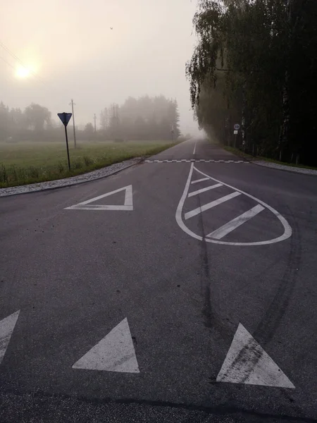 Leere Neblige Asphaltstraße Frühen Morgen Der Provinz — Stockfoto