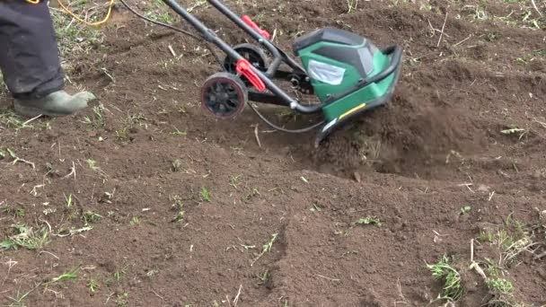 Jardineiro Solo Arado Primavera Solo Com Cultivador Elétrico — Vídeo de Stock